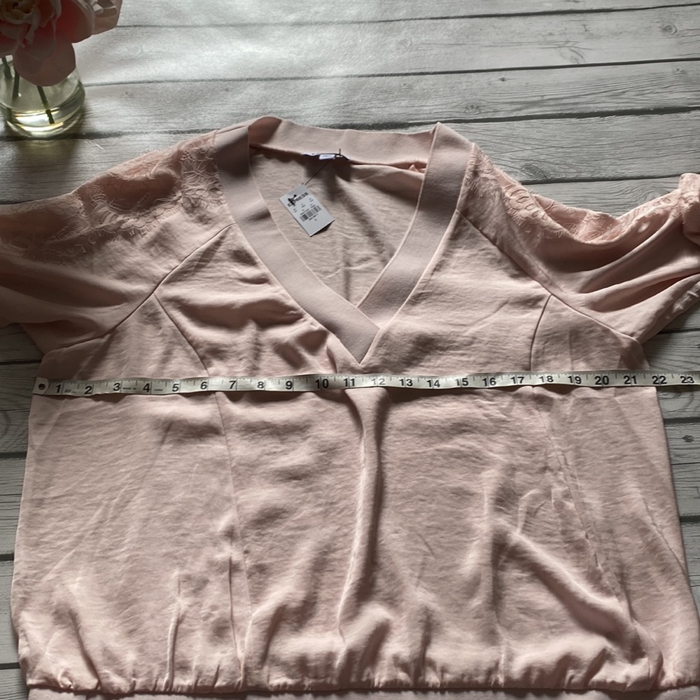 Express Lace Pieced V-Neck Popover in Pale Peony Size Large - Picture 8 of 9